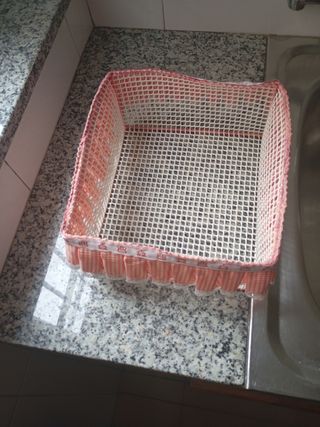 Cesta servilletero rosa y blanca