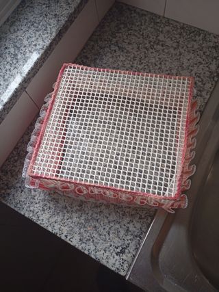 Cesta servilletero rosa y blanca