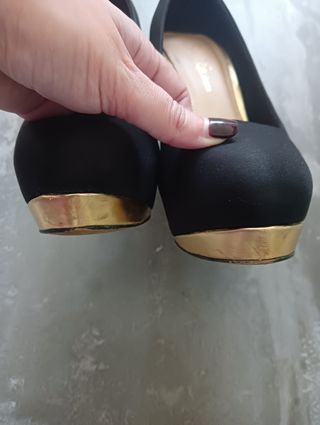 Zapatos Tacon Negro y Dorado Número 39 Bershka