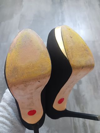Zapatos Tacon Negro y Dorado Número 39 Bershka