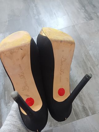 Zapatos Tacon Negro y Dorado Número 39 Bershka