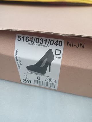 Zapatos Tacon Negro y Dorado Número 39 Bershka