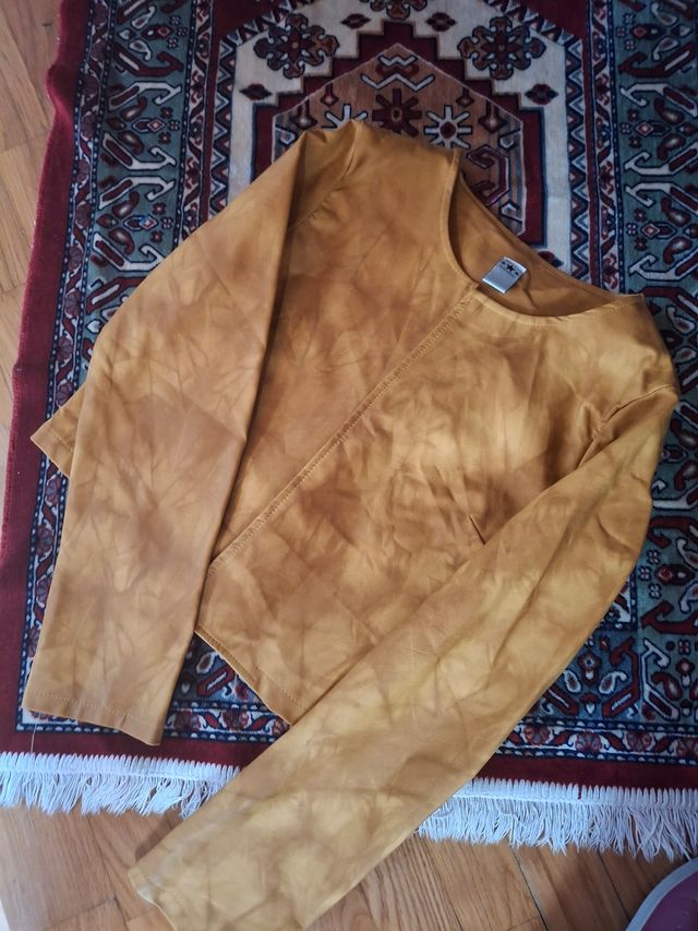 Giacca in finta-pelle colore giallo sporco