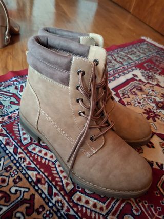 Stivali stringati beige