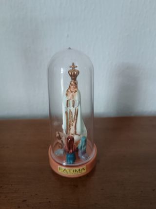Virgen Fátima en vitrina