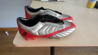 Zapatillas fútbol Lotto rojas y plateadas