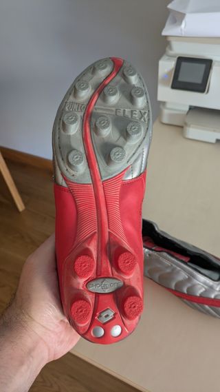 Zapatillas fútbol Lotto rojas y plateadas