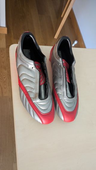 Zapatillas fútbol Lotto rojas y plateadas