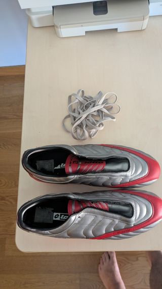 Zapatillas fútbol Lotto rojas y plateadas