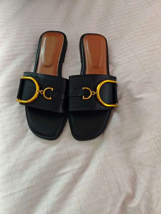 Sandalias planas negras hebilla dorada