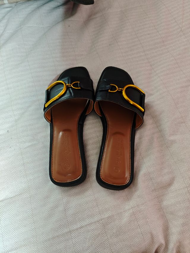 Sandalias planas negras hebilla dorada