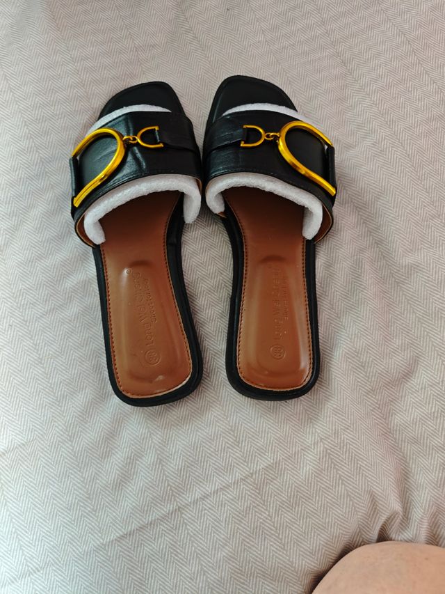 Sandalias planas negras hebilla dorada