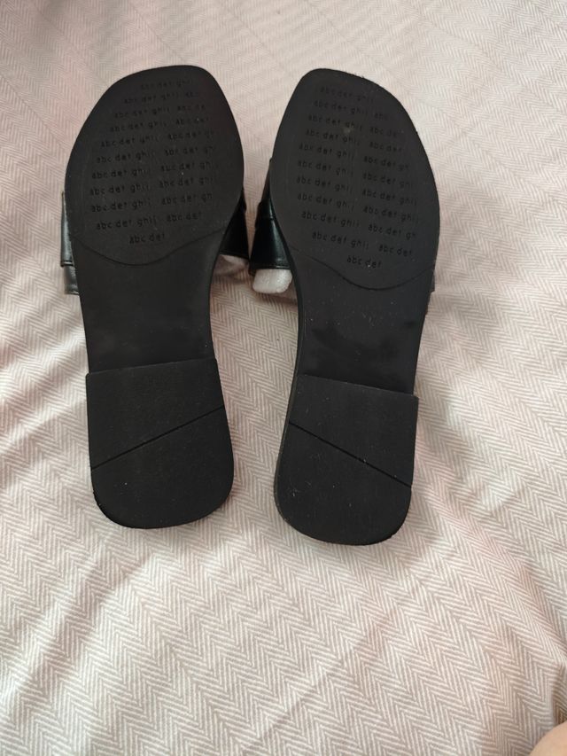 Sandalias planas negras hebilla dorada