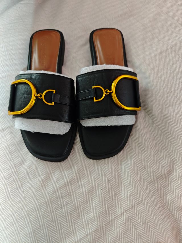 Sandalias planas negras hebilla dorada
