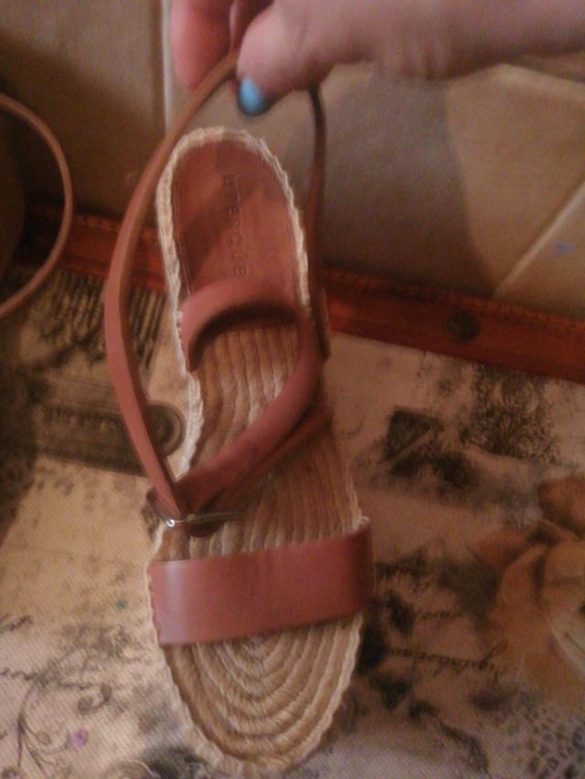 Sandalias cuña Uterqüe marrón