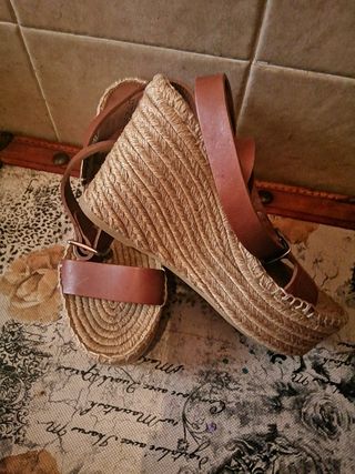 Sandalias cuña Uterqüe marrón