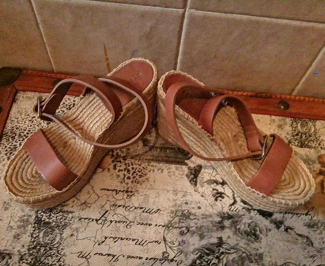 Sandalias cuña Uterqüe marrón