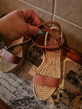 Sandalias cuña Uterqüe marrón