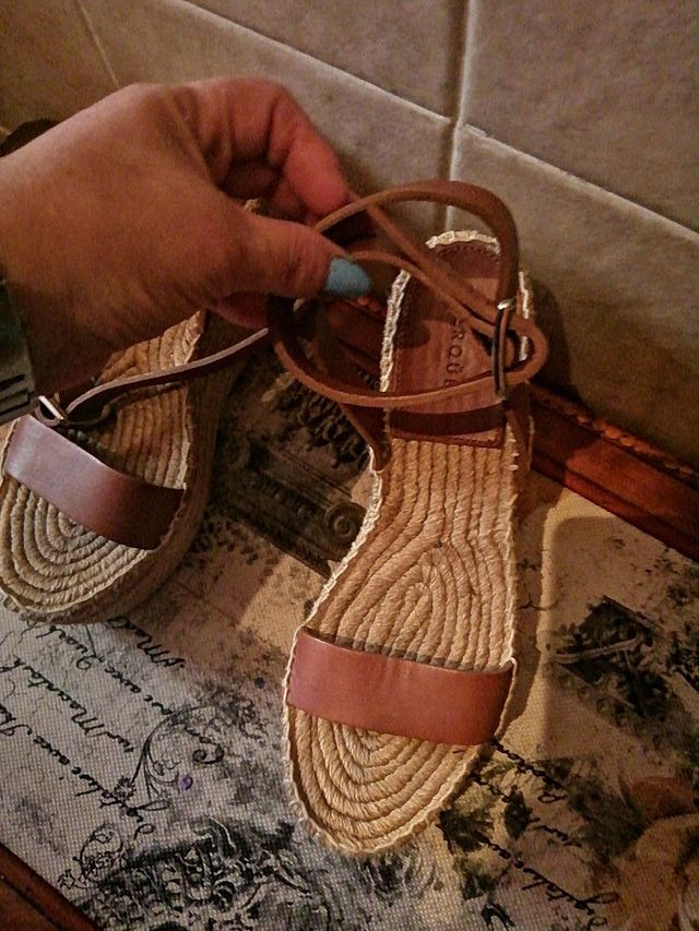 Sandalias cuña Uterqüe marrón