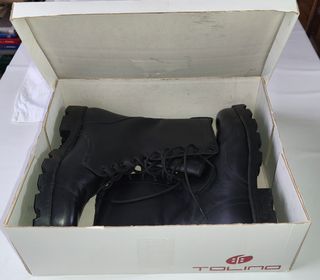 BOTAS todo TERRENO, altas y en color negro.