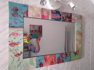 Espejo de baño multicolor con marco de madera