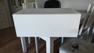 Armario de cocina blanco sobre nevera.