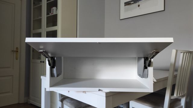 Armario de cocina blanco sobre nevera.