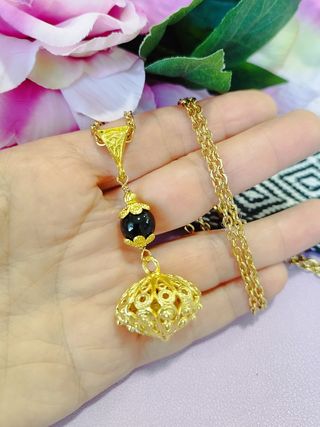Collana oro con ciondolo nero