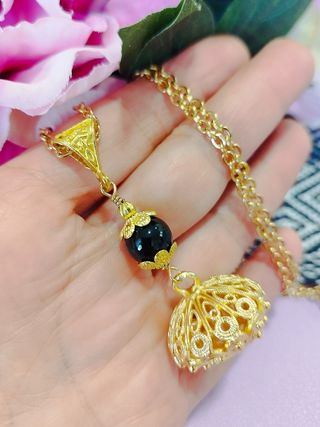 Collana oro con ciondolo nero