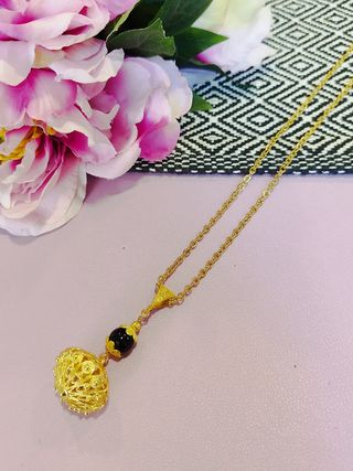 Collana oro con ciondolo nero