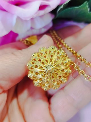 Collana oro con ciondolo nero