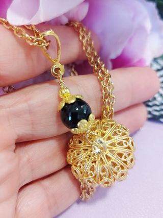 Collana oro con ciondolo nero