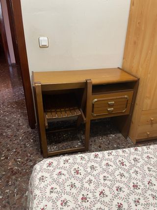 Escritorio madera con silla plegable