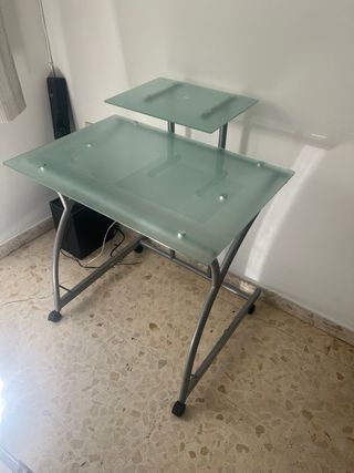 Escritorio de cristal con estructura de metal