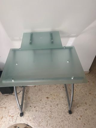 Escritorio de cristal con estructura de metal