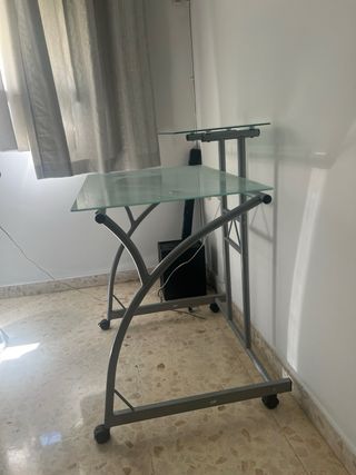 Escritorio de cristal con estructura de metal