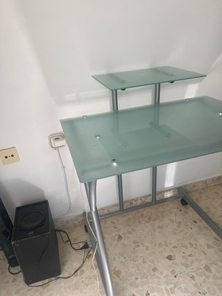 Escritorio de cristal con estructura de metal