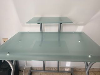 Escritorio de cristal con estructura de metal