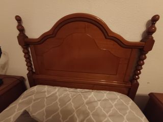 Camas de 90 cm, madera maciza + mesitas+colchones 