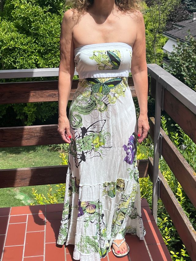 Vestito lungo estivo fondo bianco