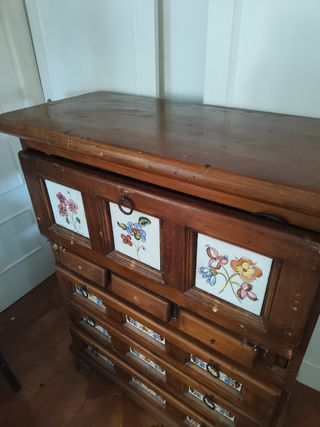 Mobili antichi in legno con ceramica
