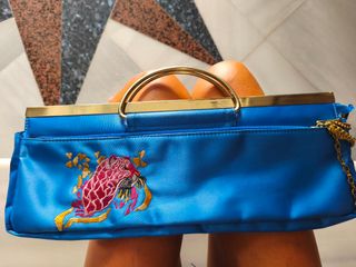 Cartera azul bordada