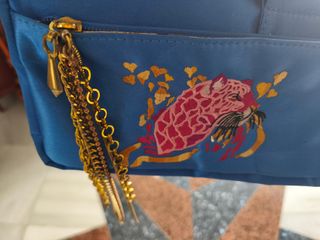 Cartera azul bordada