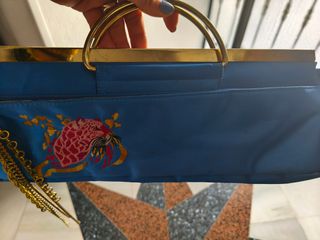 Cartera azul bordada