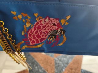Cartera azul bordada