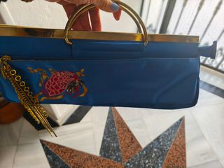 Cartera azul bordada