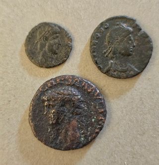 Monedas As de Claudio I y dos sin identificar.