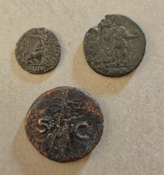 Monedas As de Claudio I y dos sin identificar.