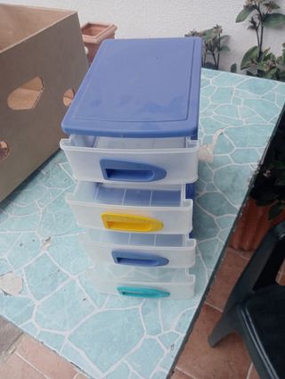 Comodino con 4 cassetti