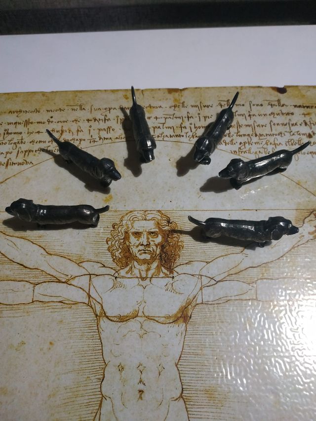 Riposa antichi posate in metallo.